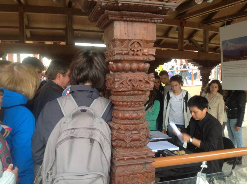 Il padiglione del Nepal: la raccolta di fondi per la popolazione colpita dal terremoto  ininterrotta